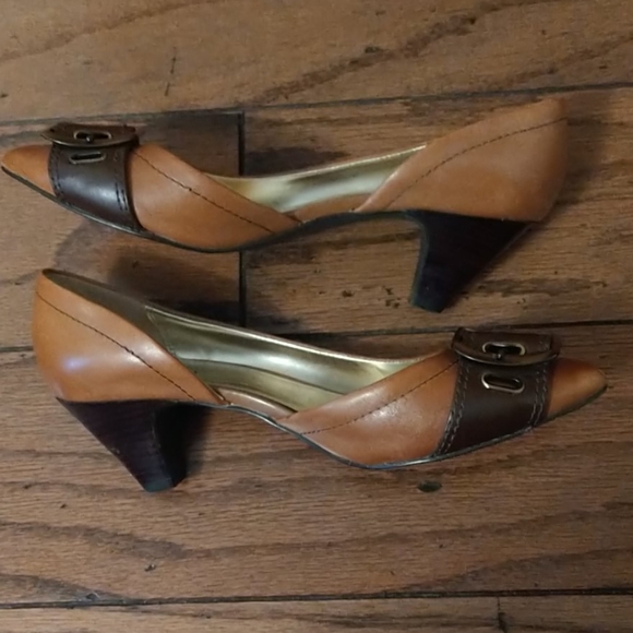 Size 7.5 heels - Picture 3 of 3